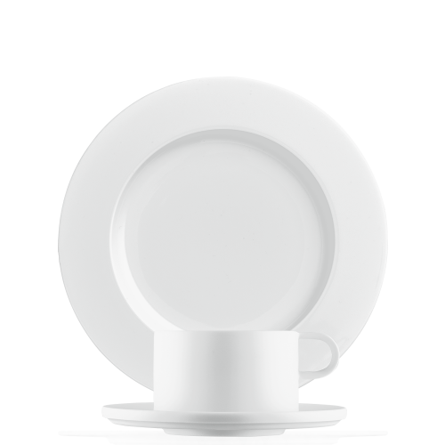 Weiße, runde Porzellanteller und Tasse in minimalistischer Anordnung vor weißem Hintergrund. Fürstenberg Porzellan. Weiße, runde Porzellanteller und Tasse in minimalistischer Anordnung vor weißem Hintergrund. Fürstenberg Porzellan.