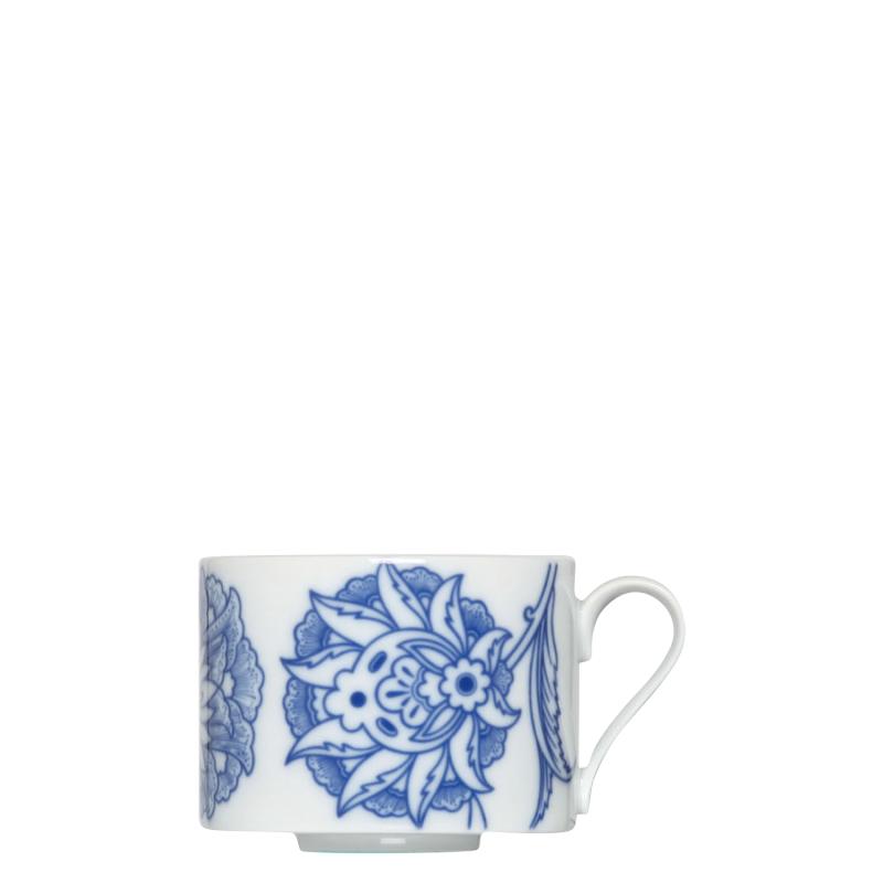 img1_ob20065_5704_kaffeeobertasse Weiße Tasse mit blauem Blumendekor steht auf weißem Hintergrund. Fürstenberg Porzellan.
