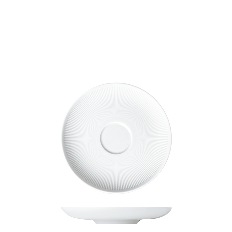 img1_un2007451001_untertasse_universal Weiße, runde Untertasse mit feiner Rillenstruktur, frontal und seitlich gezeigt. Fürstenberg Porzellan.