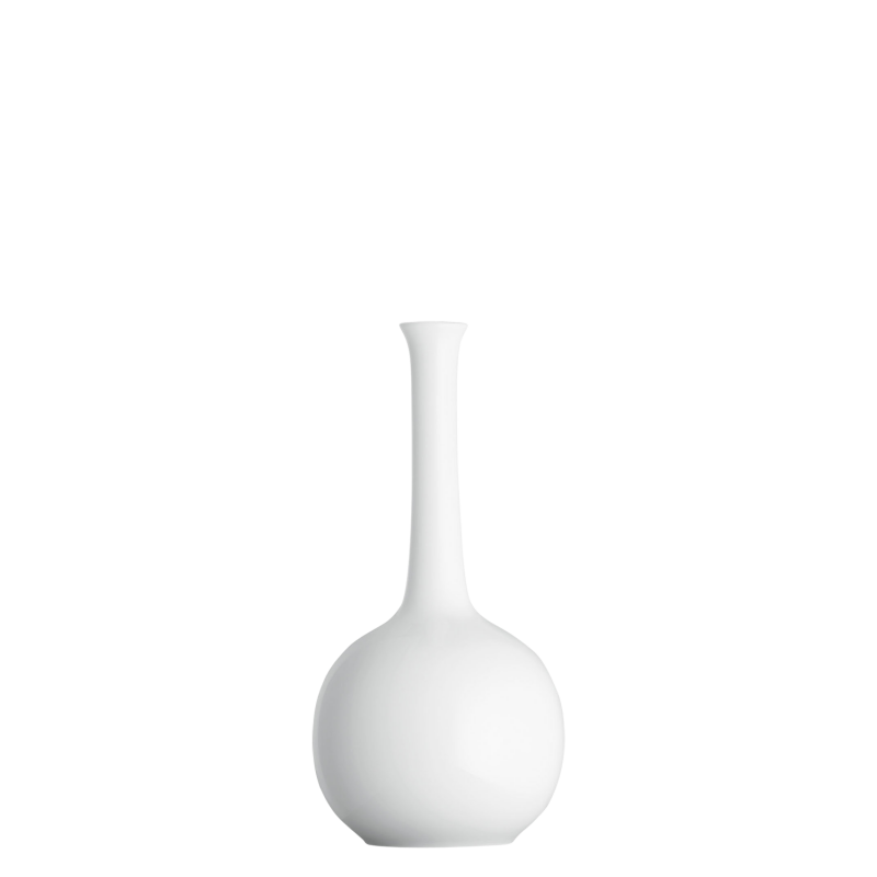 img1_VA1462211002 Weiße, minimalistische Porzellanvase mit langem Hals auf weißem Hintergrund. Fürstenberg Porzellan.