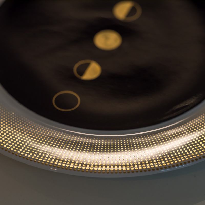 img4_fl2014187000_brotteller Teller mit goldenen kreisförmigen Mustern und Punkte auf schwarzem Hintergrund. Fürstenberg Porzellan.