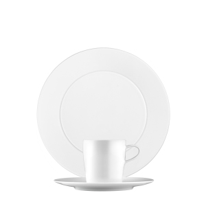 Weiße Tasse steht auf Untertasse vor großem Teller in minimalistischem Stil. Fürstenberg Porzellan.