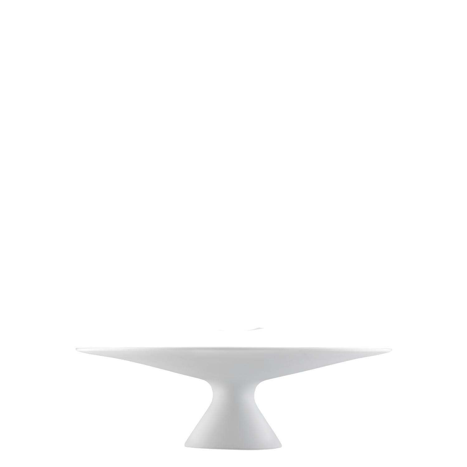 Weiße, elegante Tortenplatte mit breitem Fuß, auf weißem Hintergrund. Fürstenberg Porzellan. Weiße, elegante Tortenplatte mit breitem Fuß, auf weißem Hintergrund. Fürstenberg Porzellan.