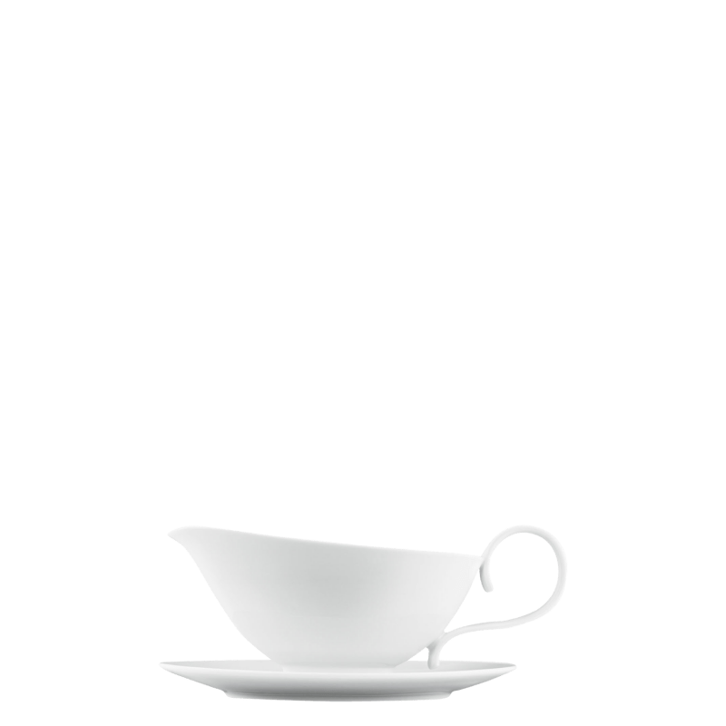 Weiße Porzellan-Saucieren mit eleganten Kurven auf passender Untertasse. Fürstenberg Porzellan. Weiße Porzellan-Saucieren mit eleganten Kurven auf passender Untertasse. Fürstenberg Porzellan.