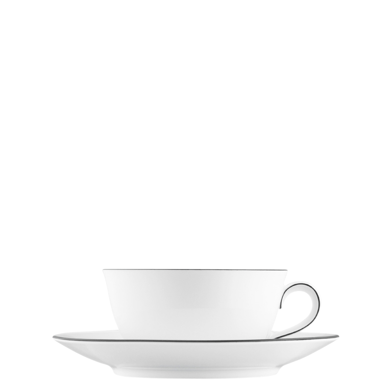 img1_TA639155003 Weiße Teetasse mit Untertasse auf schwarzem Hintergrund, elegant platziert. Fürstenberg Porzellan.