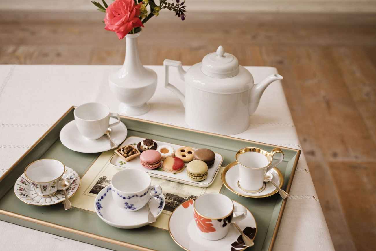 Tablett serviert Tee, Porzellantassen, Kanne, Gebäck; Vase mit Blume dekoriert. Fürstenberg Porzellan.