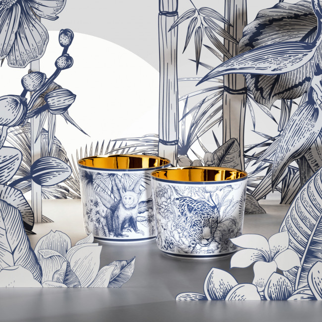 Zwei dekorative Becher mit Tiermotiven und goldenen Innenflächen, umgeben von Pflanzenzeichnungen. Fürstenberg Porzellan.