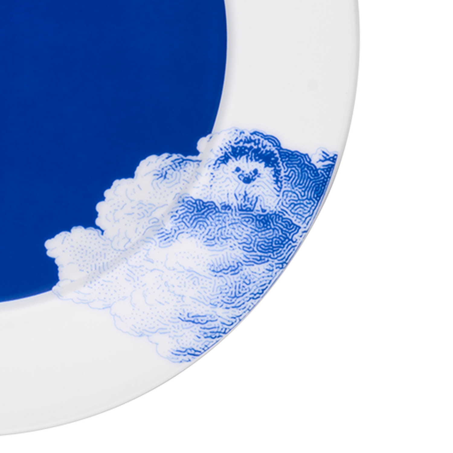 Teller mit blauem Rand und weißen, detaillierten Wolkenmuster dekoriert. Fürstenberg Porzellan.