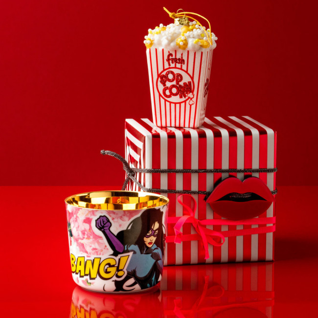 Tasse mit Comic-Motiv "BANG!", Geschenkbox, Popcorn-Deko auf rotem Hintergrund. Fürstenberg Porzellan.