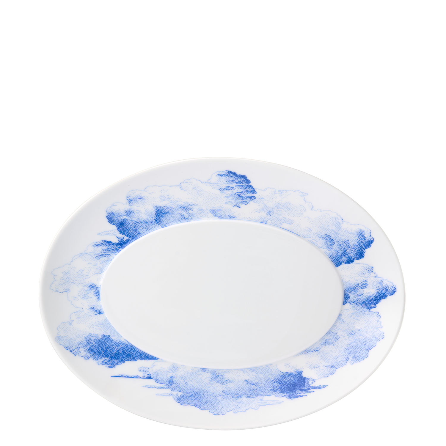Tableau oval Porzellanteller mit blauem Wolkenmuster am Rand, auf weißem Hintergrund. Fürstenberg Porzellan.