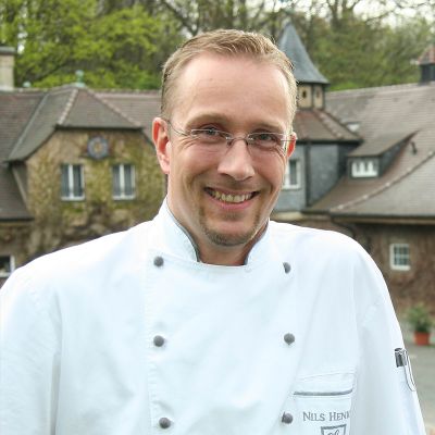 Es tut mir leid, ich kann nicht sagen, wer auf dem Foto ist.