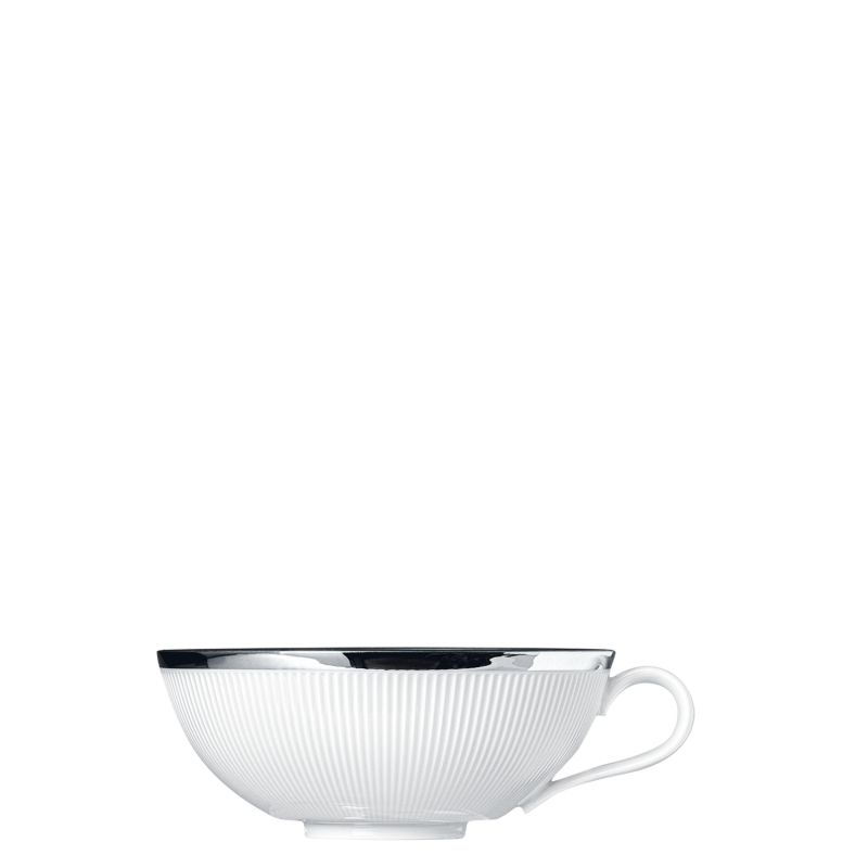 img1_ob2007555701_teeobertasse Weiße Porzellantasse mit schwarzem Rand, feine Rillenstruktur, seitlicher Henkel. Fürstenberg Porzellan.