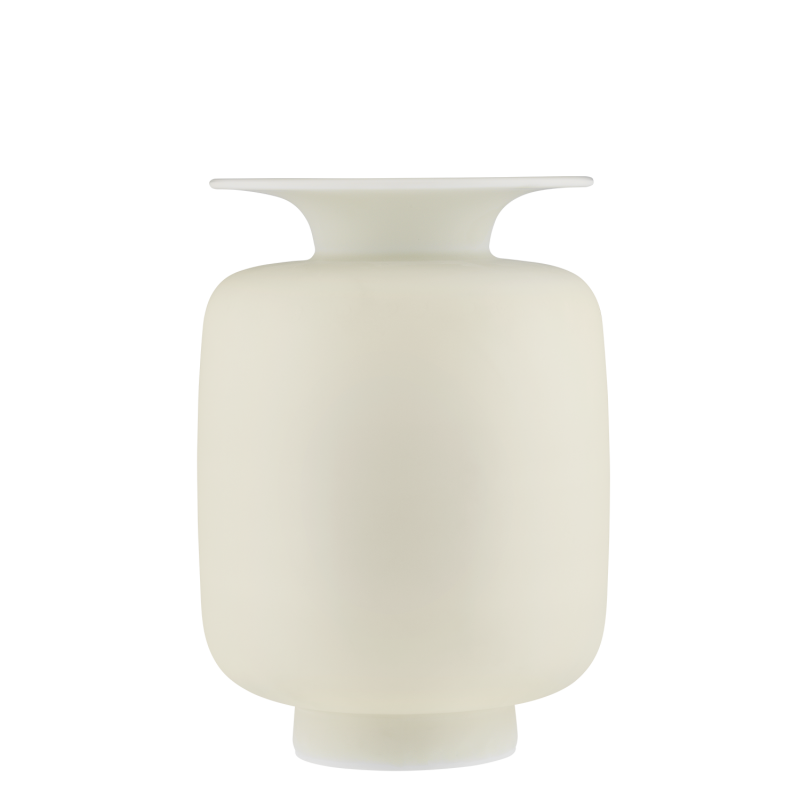 img1_vae016251001_vase_fluen Elfenbeinfarbene, bauchige Vase mit breitem, flachem Rand auf weißem Hintergrund. Fürstenberg Porzellan.