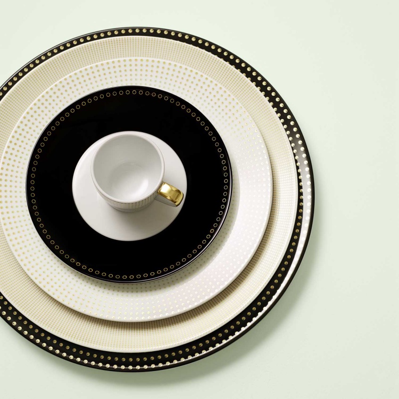 img3_fl2014297000_speiseteller Porzellanteller und Tasse mit goldenen Details gestapelt auf hellgrünem Hintergrund. Fürstenberg Porzellan.