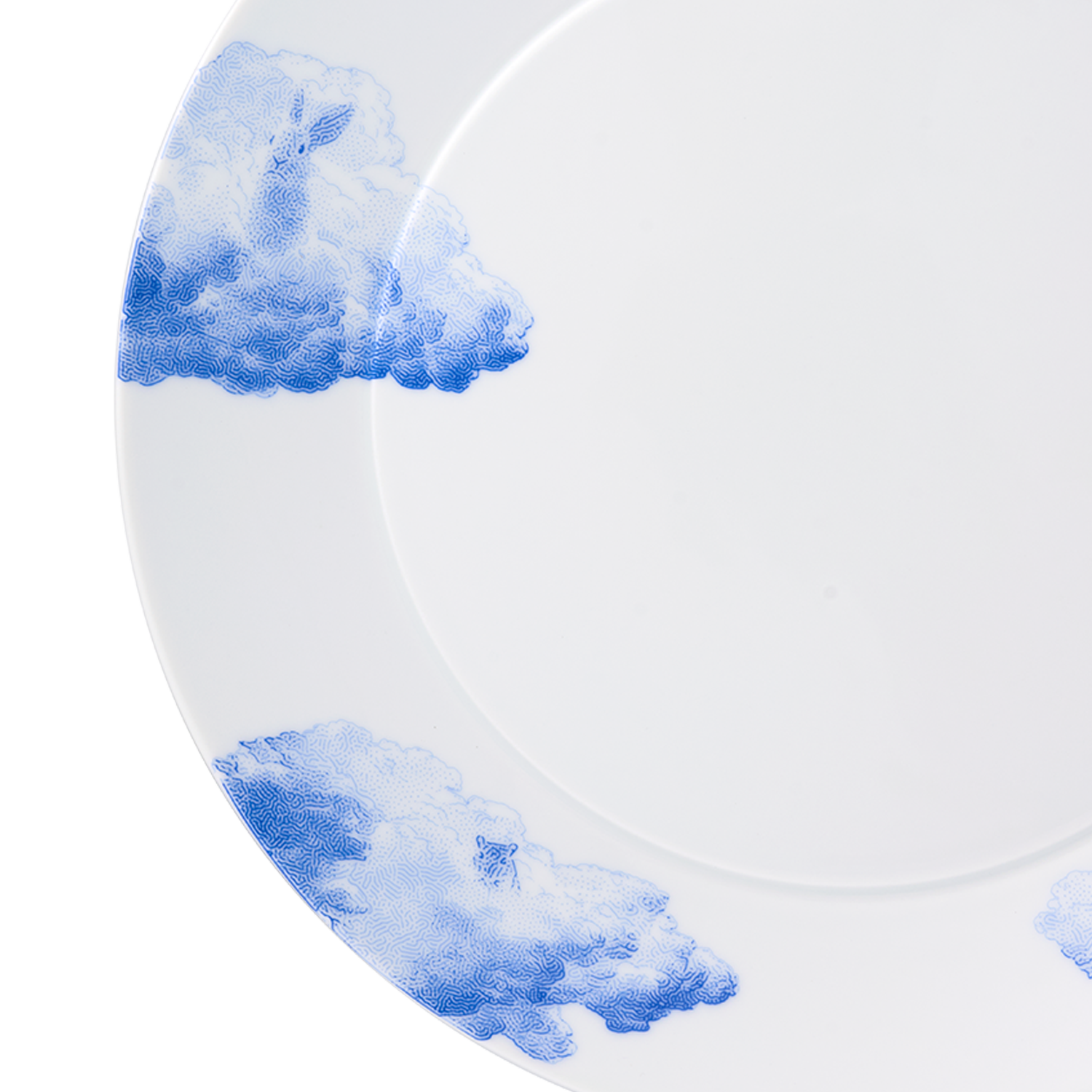 Teller mit blauen Wolkenmustern dekoriert auf weißem Hintergrund. Fürstenberg Porzellan.