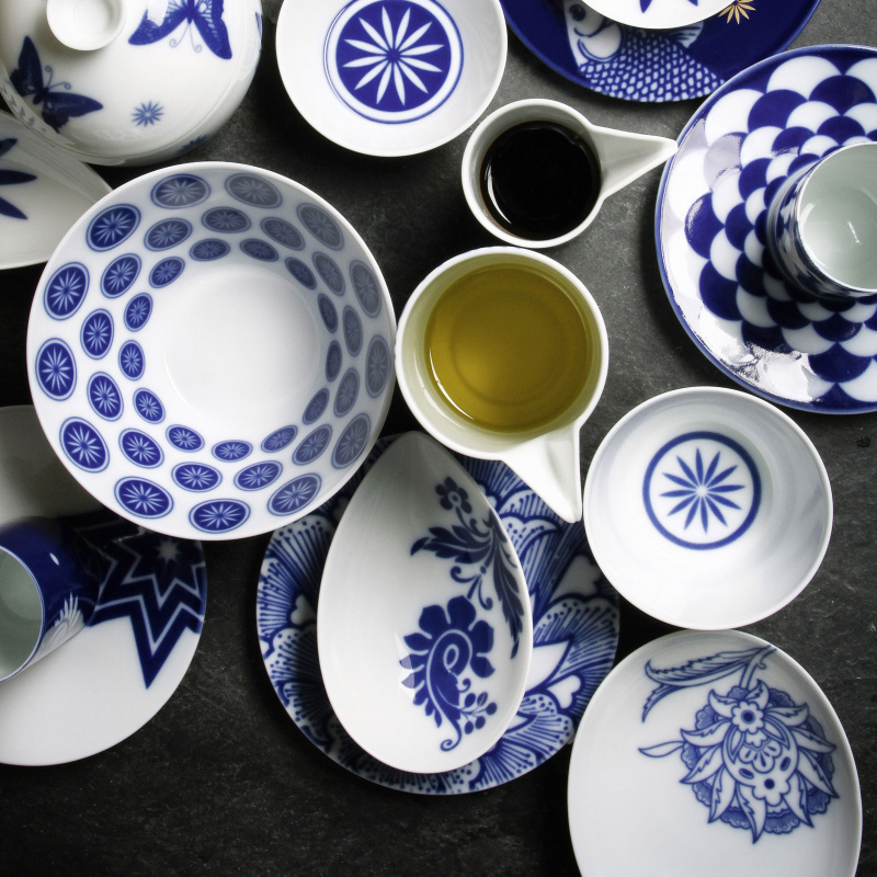 img2_un20067_57042_espressountertasse Verschiedene Porzellanschalen und -tassen mit blauen Mustern auf dunkler Oberfläche. Fürstenberg Porzellan.