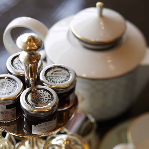 Marmeladengläser auf Etage in der Nähe einer eleganten Teekanne. Fürstenberg Porzellan.