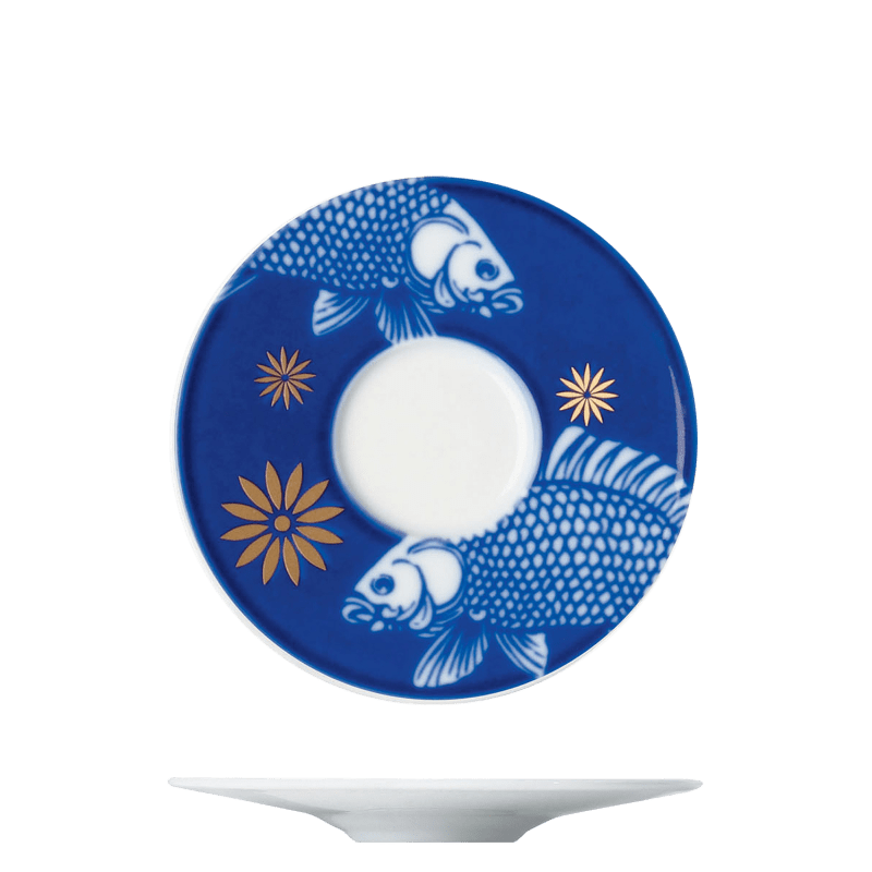 Espresso saucer Blaue Untertasse mit weißem Fisch- und goldenen Blumenmotiven, elegant gestaltet. Fürstenberg Porzellan.