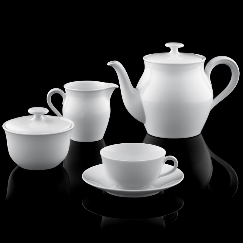 img4_un_6395_weiss_kaffee__teeuntertasse Weißes Teeservice aus Porzellan mit Teekanne, Tasse, Milchgießer, Zuckerdose auf schwarzem Hintergrund. Fürstenberg Porzellan.