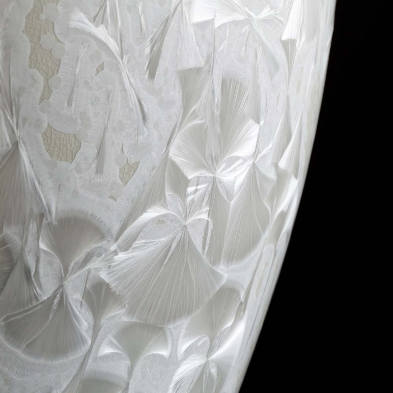 img3_va104249k100002_vase Weiße Porzellanoberfläche mit detaillierten, kristallartigen Strukturen, seitlicher Blick. Fürstenberg Porzellan.