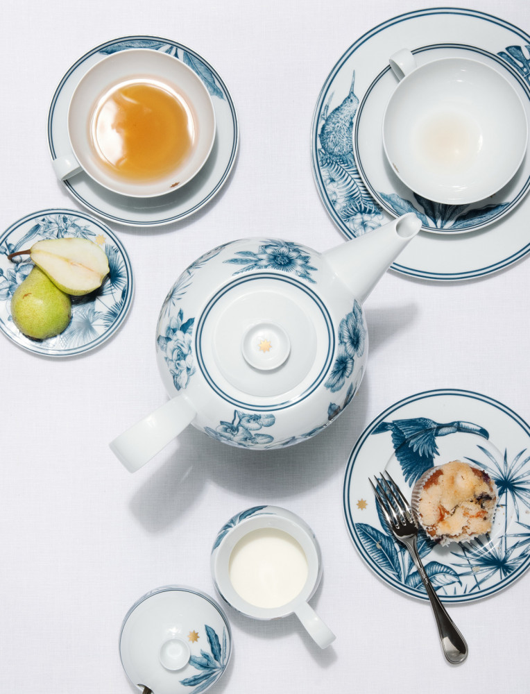 Porzellan-Teeservice mit blauen Mustern, enthält Tee, Obst und Kuchen. Fürstenberg Porzellan.