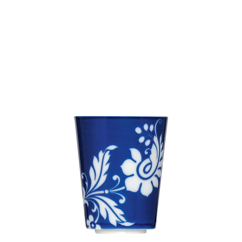 img1_ob2009255704_kaffeeobertasse Ein blauer Becher mit weißen Blumenmustern auf dunklem Hintergrund. Fürstenberg Porzellan.