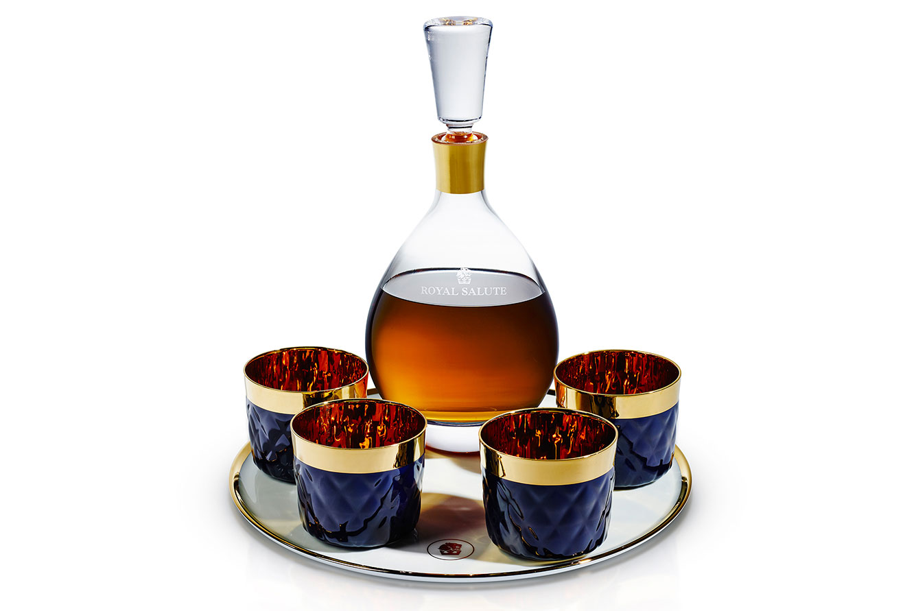 Karaffe mit brauner Flüssigkeit und vier Gläsern auf Tablett, Royal Salute. Fürstenberg Porzellan.