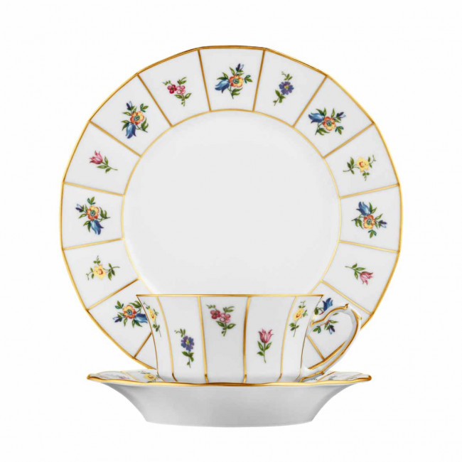 Teller, Tasse und Untertasse mit Blumenmuster und goldenen Linien verziert. Fürstenberg Porzellan.