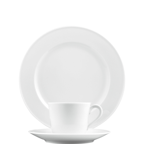 Tasse auf Untertasse, vor großem Teller, auf weißem Hintergrund. Fürstenberg Porzellan. Tasse auf Untertasse, vor großem Teller, auf weißem Hintergrund. Fürstenberg Porzellan.