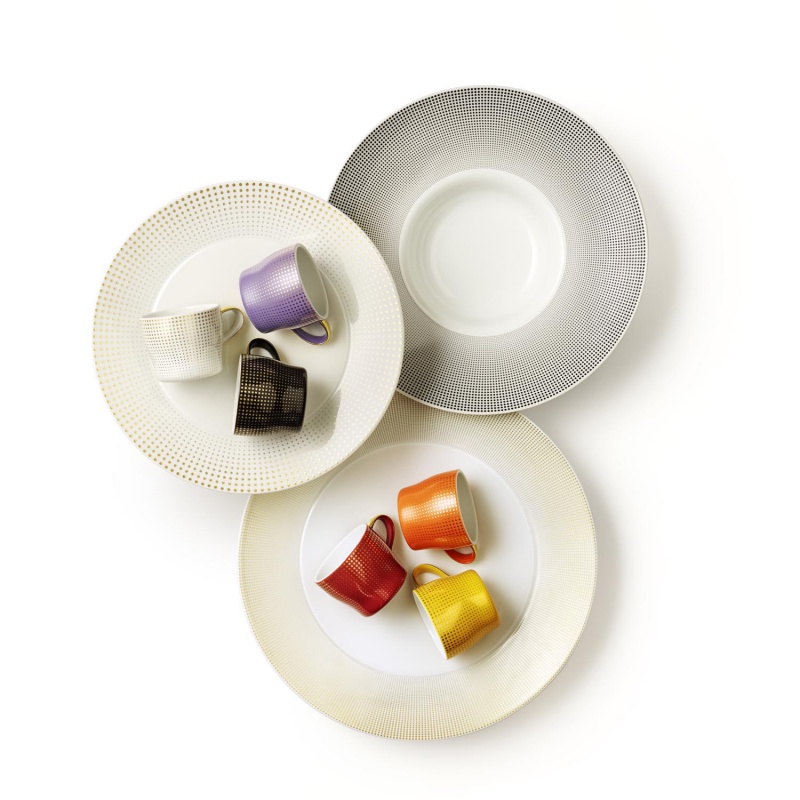 img3_ob20147_7000_espressoobertasse Bunte Tassen stehen auf weißen Tellern mit gepunkteten Rändern. Fürstenberg Porzellan.