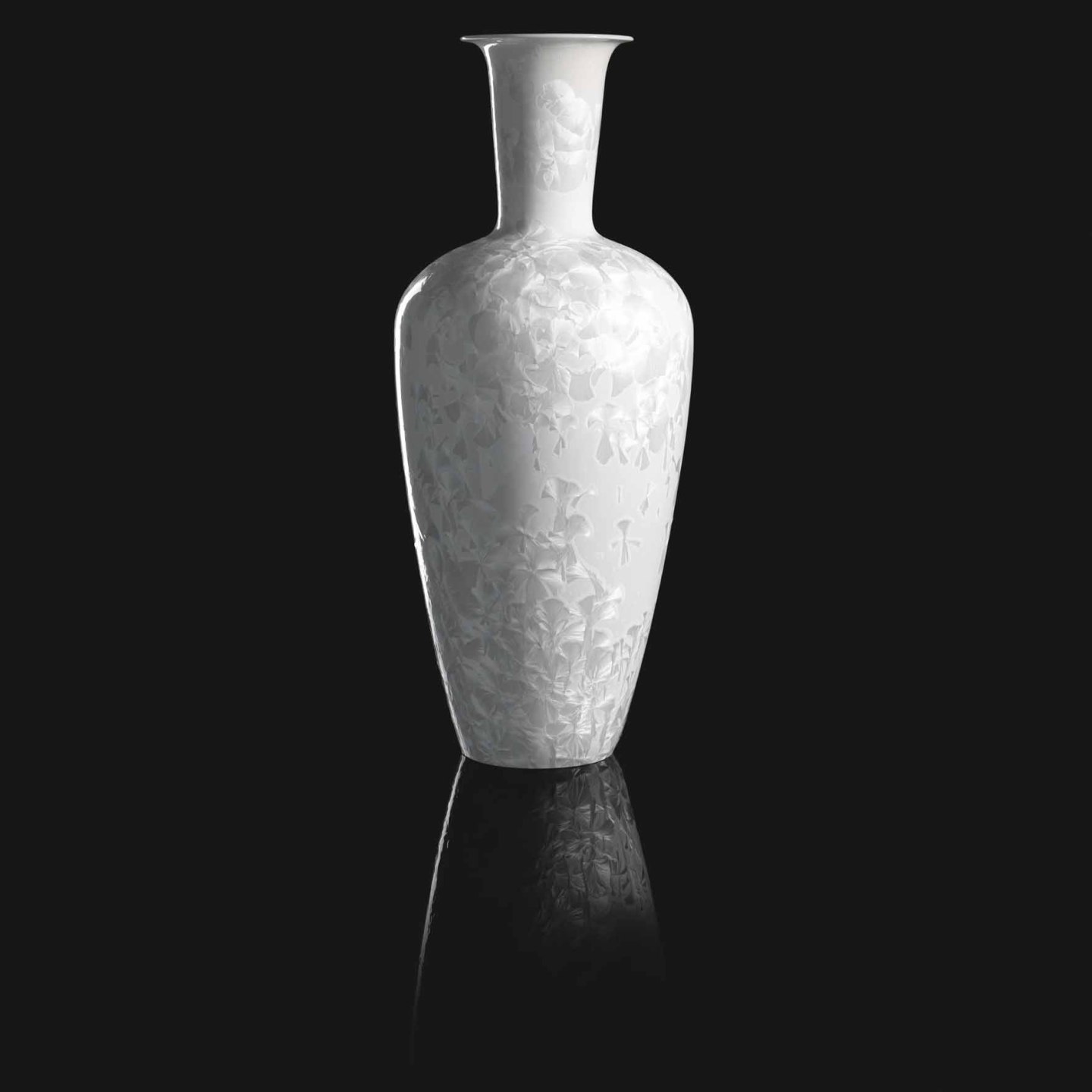 Weiße Porzellanvase mit floralen Mustern, stehend auf schwarzem Hintergrund. Fürstenberg Porzellan.