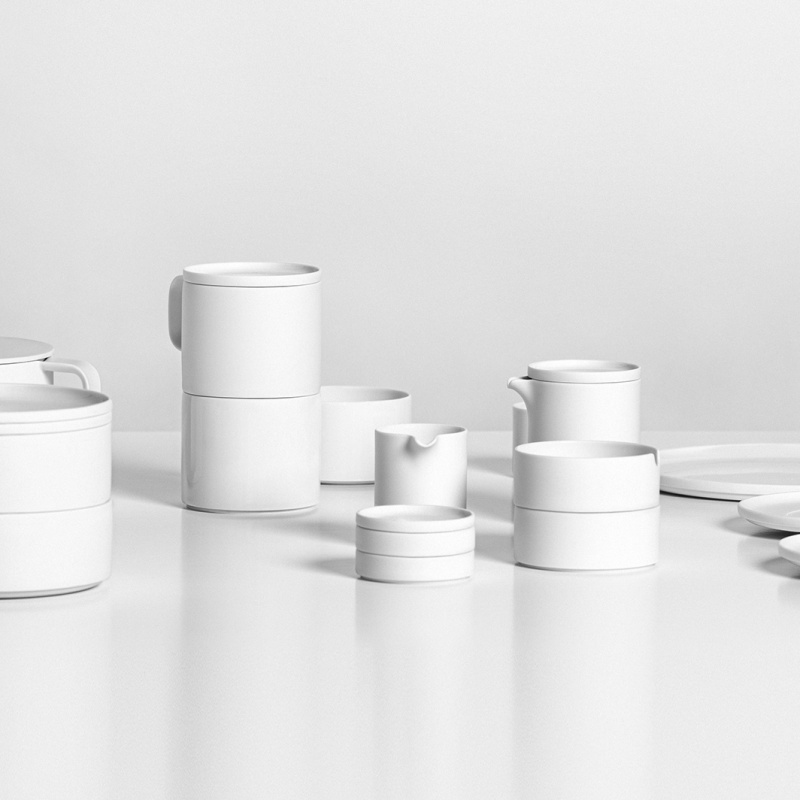 img2_gi20184_weiss_gie__er Weiße, moderne Porzellanbehälter stehen auf glattem Untergrund in minimalistischer Anordnung. Fürstenberg Porzellan.