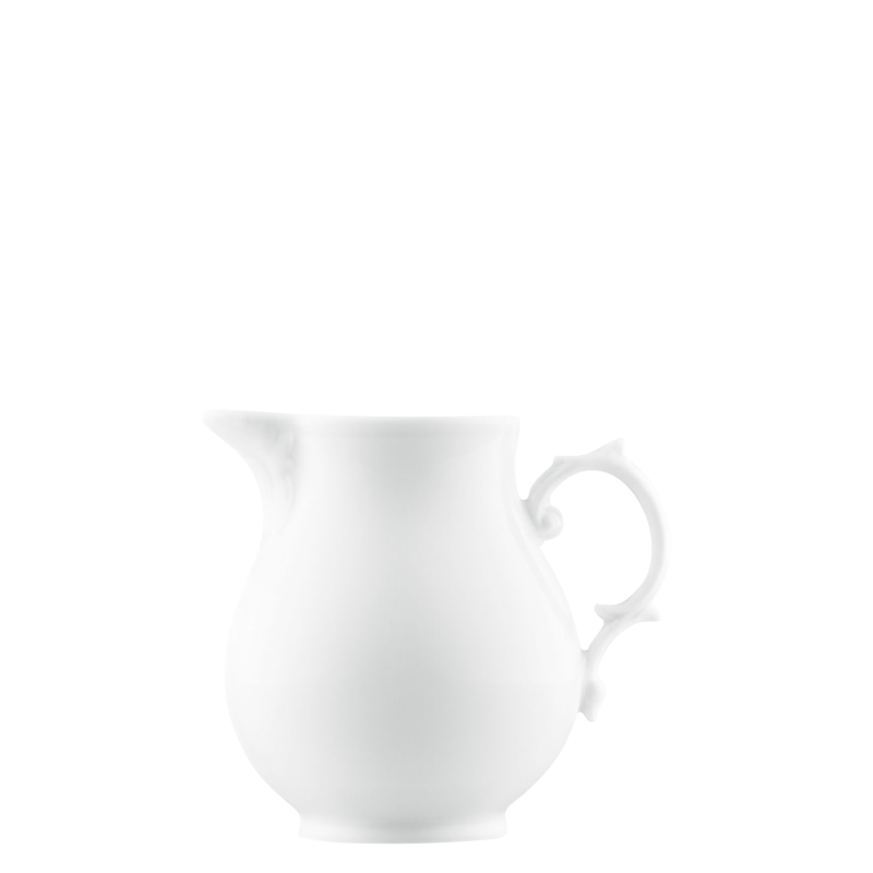 img1_gi_6413_weiss_milchgie__er Weißer Porzellan-Milchkrug mit geschwungenem Henkel auf neutralem Hintergrund. Fürstenberg Porzellan.