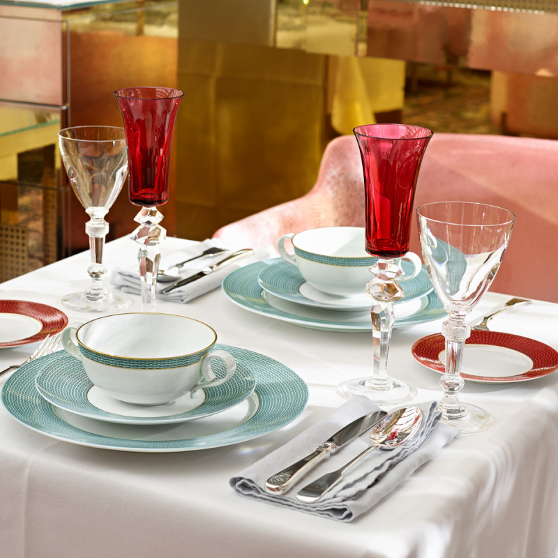 img3_un2011205904_suppenuntertasse Gedeckter Tisch mit Porzellan, Besteck und Gläsern, elegant dekoriert. Fürstenberg Porzellan.