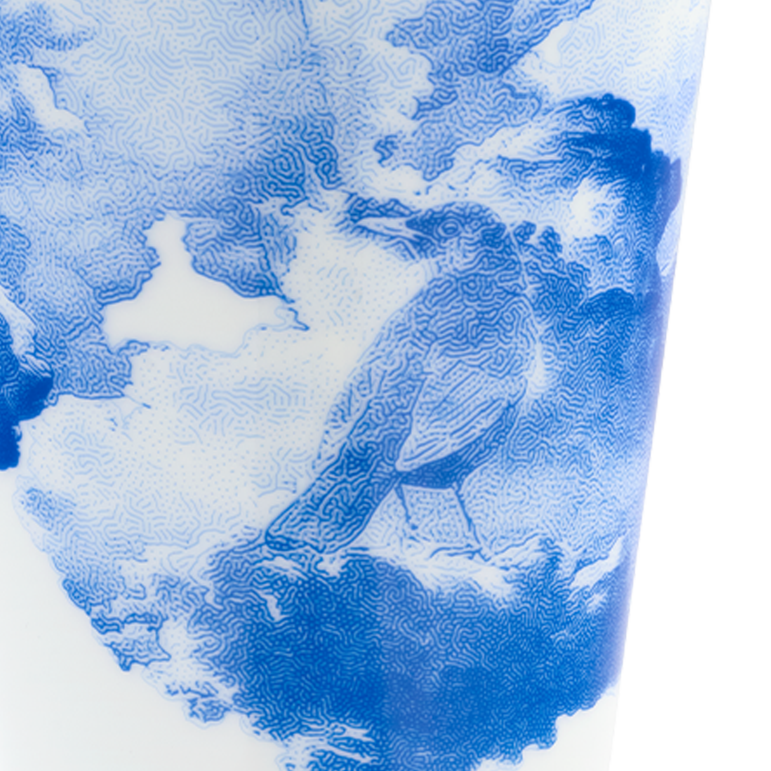 Tasse zeigt blauen Vogel in detaillierter Wolkenlandschaft. Fürstenberg Porzellan.