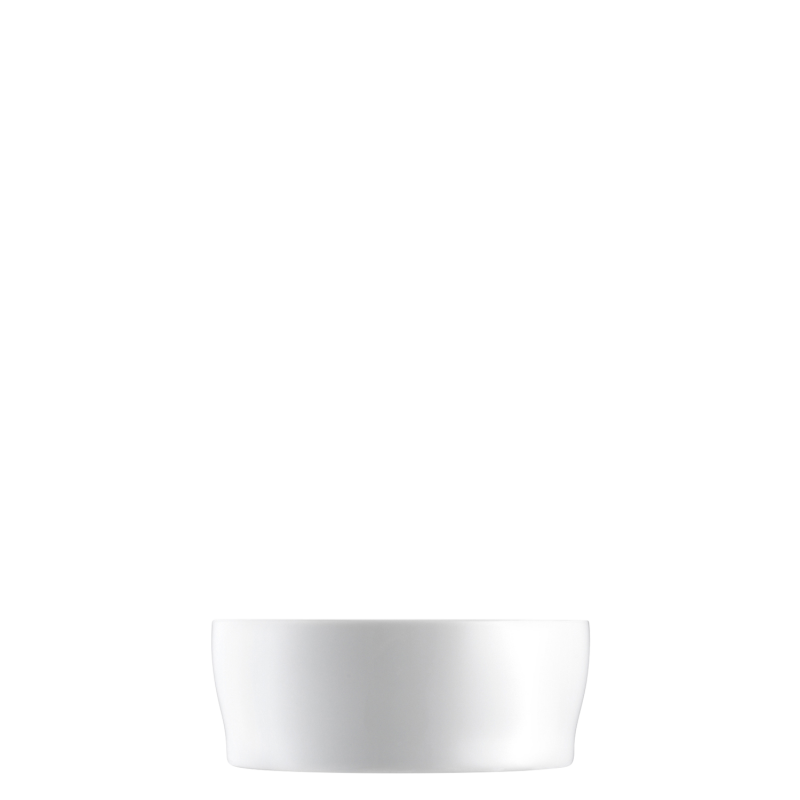 img1_ms201414weiss_mueslischale Weiße, bescheidene Porzellanschale, keine Verzierungen, auf schwarzem Hintergrund präsentiert. Fürstenberg Porzellan.