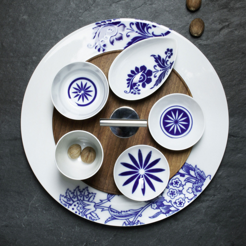 img2_ko20078_5704_schale_xs Porzellanplatte mit blauen Mustern und Schalen auf Holzbrett. Fürstenberg Porzellan.