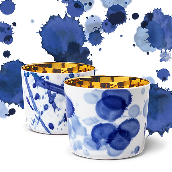 Zwei weiße Porzellantassen mit blauen Mustern und goldener Innenseite. Fürstenberg Porzellan.