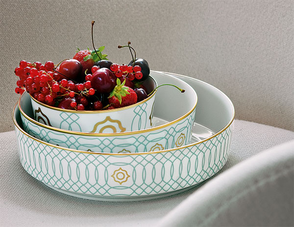 Porzellanschalen mit geometrischen Mustern, gefüllt mit frischen Beeren und Kirschen. Fürstenberg Porzellan.