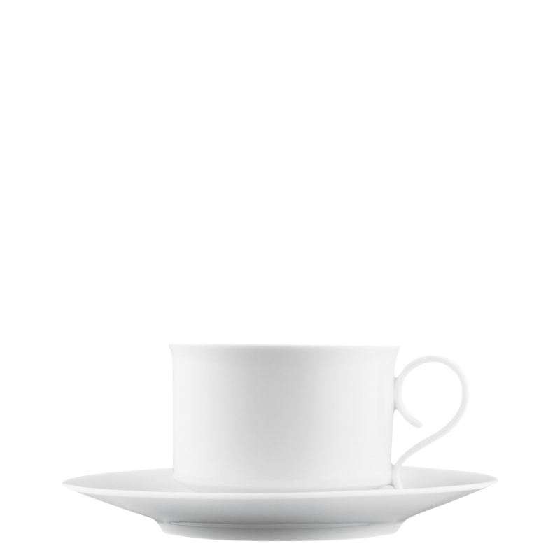 Weiße Teetasse mit Untertasse, steht auf schwarzem Hintergrund. Fürstenberg Porzellan. Weiße Teetasse mit Untertasse, steht auf schwarzem Hintergrund. Fürstenberg Porzellan.