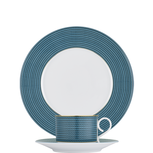 Teller und Tasse mit blauem Muster, arrangiert vor weißem Hintergrund. Fürstenberg Porzellan. Teller und Tasse mit blauem Muster, arrangiert vor weißem Hintergrund. Fürstenberg Porzellan.