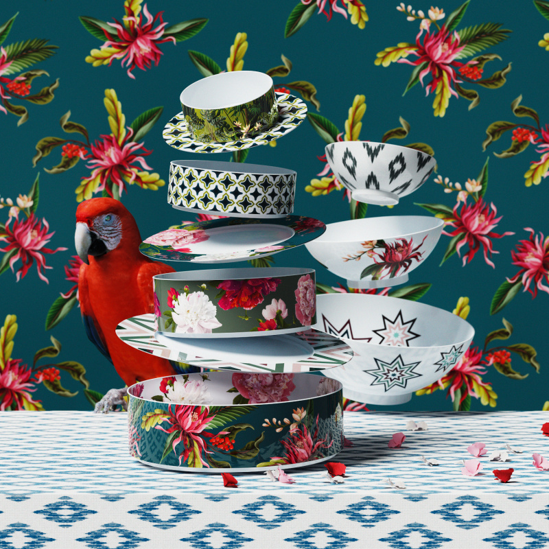 img3_sl2006265712_schale_xl Porzellan-Schalen stapeln sich schwebend vor floralem Hintergrund neben rotem Ara. Fürstenberg Porzellan.