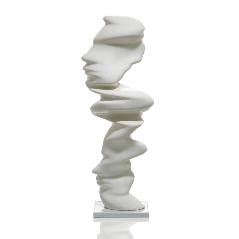 Abstrakte weiße Porzellan-Skulptur hat spiralige Form, erscheint wie Kopfprofil. Fürstenberg Porzellan.