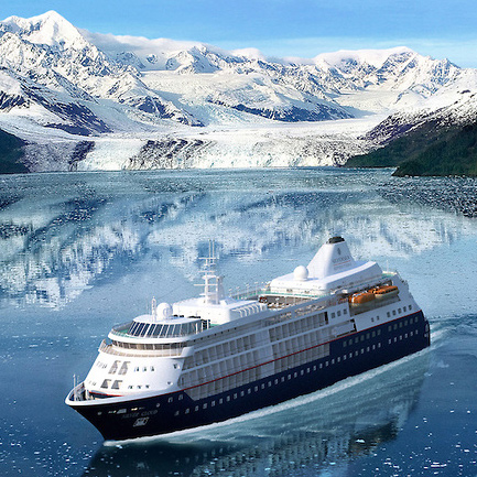 Kreuzfahrtschiff fährt durch eisiges Gewässer, umgeben von schneebedeckten Bergen. Fürstenberg Porzellan.