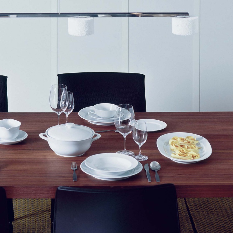 img2_ov_6392_weiss_platte_oval Gedeckter Holztisch mit weißem Porzellan, Pastateller und Weingläsern. Fürstenberg Porzellan.