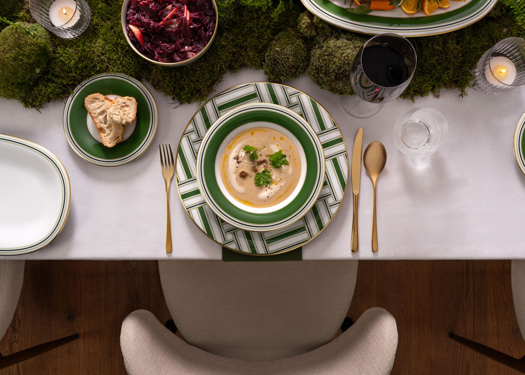 Eine Weihnachtstafel mit grünem Geschirr