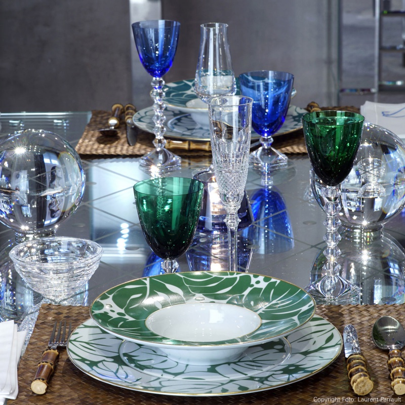 img3_tf20142670022_pastateller Elegantes Gedeck mit grün-weißem Porzellan und bunten Gläsern auf Glastisch. Fürstenberg Porzellan.