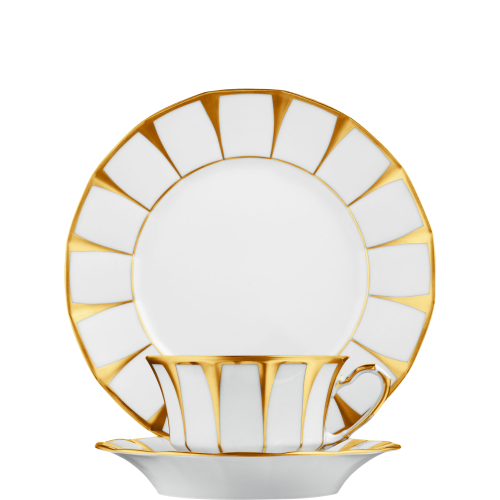 Teller und Tasse mit goldenen Streifen auf weißem Porzellan dekoriert. Fürstenberg Porzellan. Teller und Tasse mit goldenen Streifen auf weißem Porzellan dekoriert. Fürstenberg Porzellan.