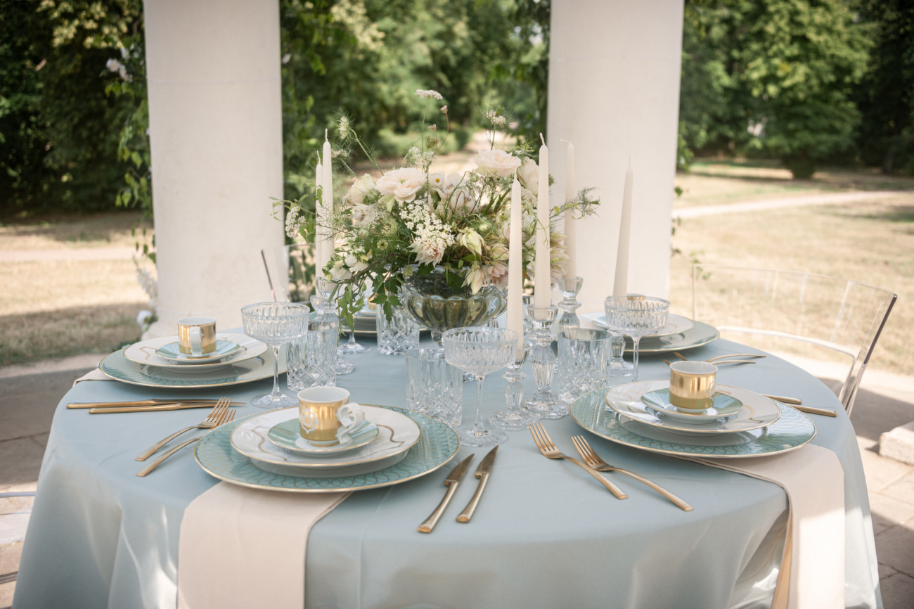 Eleganter Tisch gedeckt, Kerzen und Blumen in Außenbereich. Fürstenberg Porzellan.
