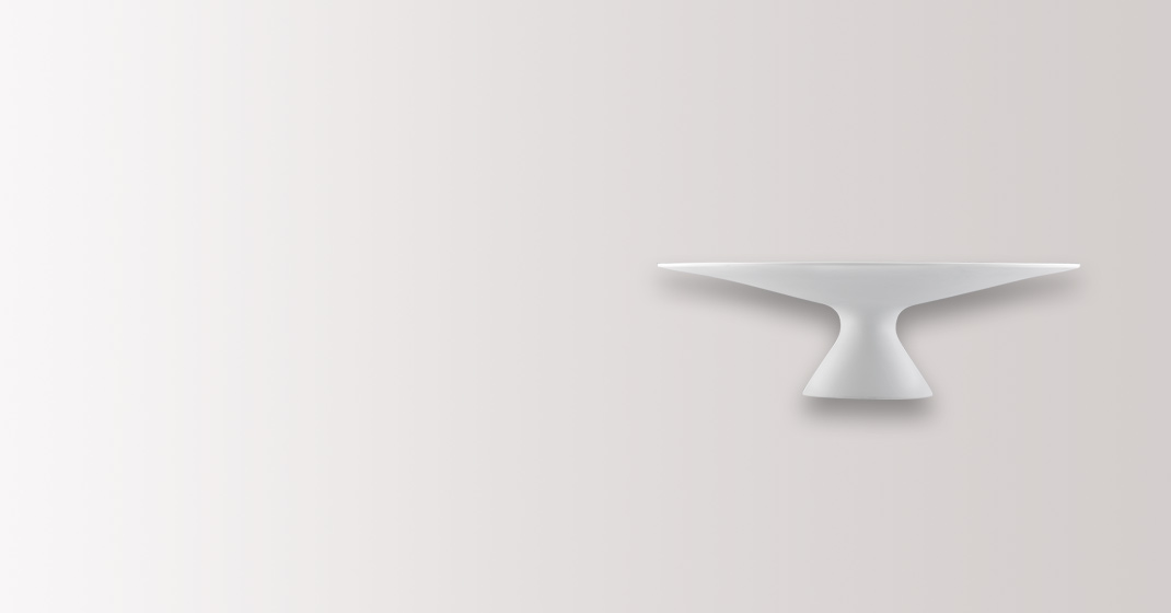 Weiße Porzellan-Schale mit elegantem Standfuß, minimalistisch vor grauem Hintergrund. Fürstenberg Porzellan.